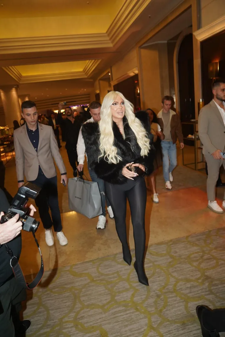 Karleu&scaron;a doživjela &scaron;kakljivu nezgodu: Drama iza pozornice, troje ljudi poku&scaron;avalo osloboditi Jelenine obline iz preuskog kostima!