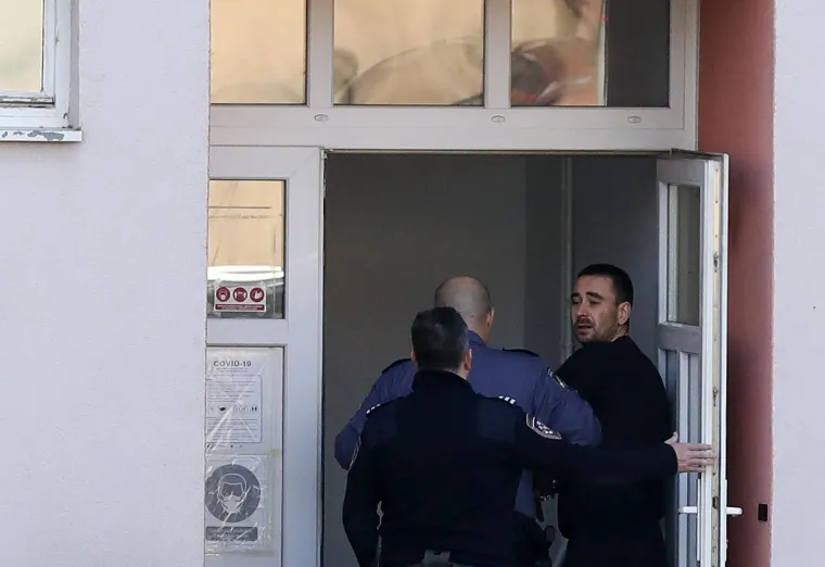 Ovo je čovjek kojeg sumnjiče da je u Zagrebu brutalno pretukao ženu, a onda BMW-om skrivio više nesreća pa pobjegao