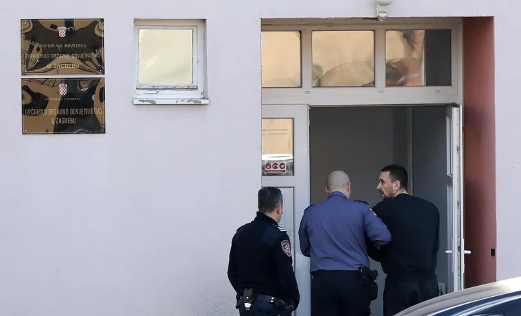 Ovo je čovjek kojeg sumnjiče da je u Zagrebu brutalno pretukao ženu, a onda BMW-om skrivio više nesreća pa pobjegao