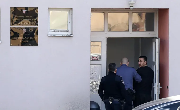 Ovo je čovjek kojeg sumnjiče da je u Zagrebu brutalno pretukao ženu, a onda BMW-om skrivio više nesreća pa pobjegao