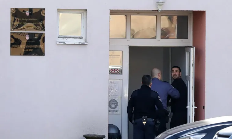 On će 2022. zapamtiti! Pogledajte privođenje muškarca koji je napravio dar mar kod HNK-a