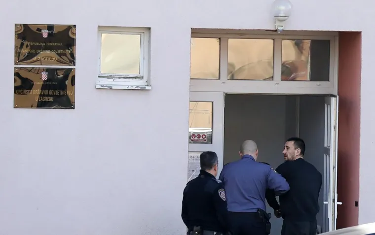 On će 2022. zapamtiti! Pogledajte privođenje muškarca koji je napravio dar mar kod HNK-a