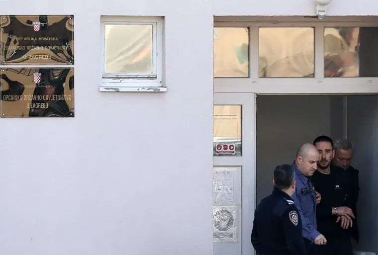 On će 2022. zapamtiti! Pogledajte privođenje muškarca koji je napravio dar mar kod HNK-a