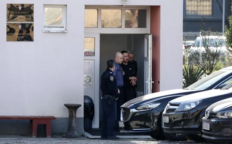 On će 2022. zapamtiti! Pogledajte privođenje muškarca koji je napravio dar mar kod HNK-a