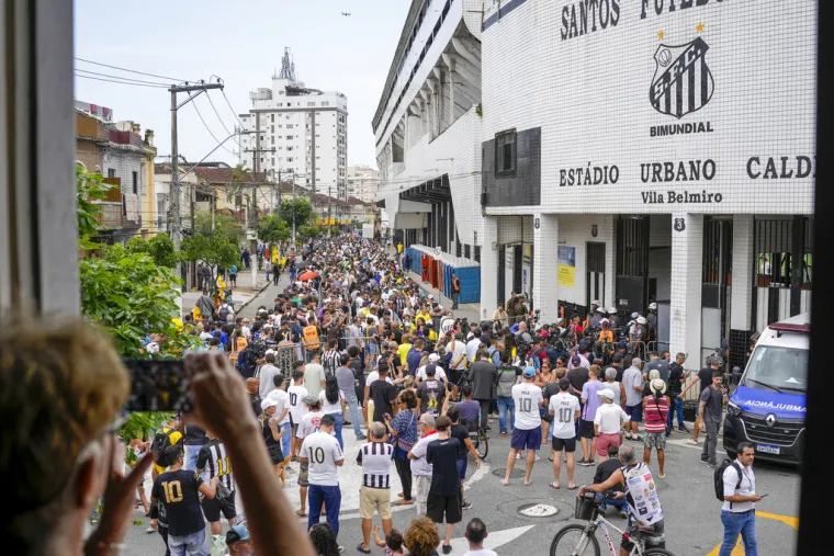 Svijet se oprašta od nogometne legende: Peleu stigao poljubac, invazija na ulicama Santosa