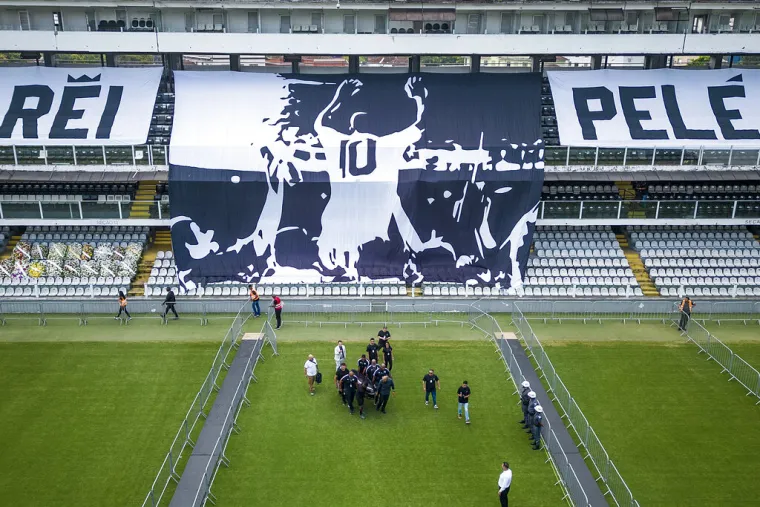 Svijet se oprašta od nogometne legende: Peleu stigao poljubac, invazija na ulicama Santosa