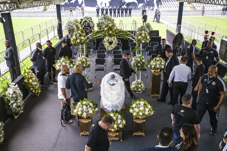 Svijet se oprašta od nogometne legende: Peleu stigao poljubac, invazija na ulicama Santosa