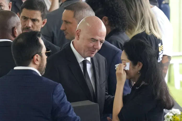 Svijet se oprašta od nogometne legende: Peleu stigao poljubac, invazija na ulicama Santosa