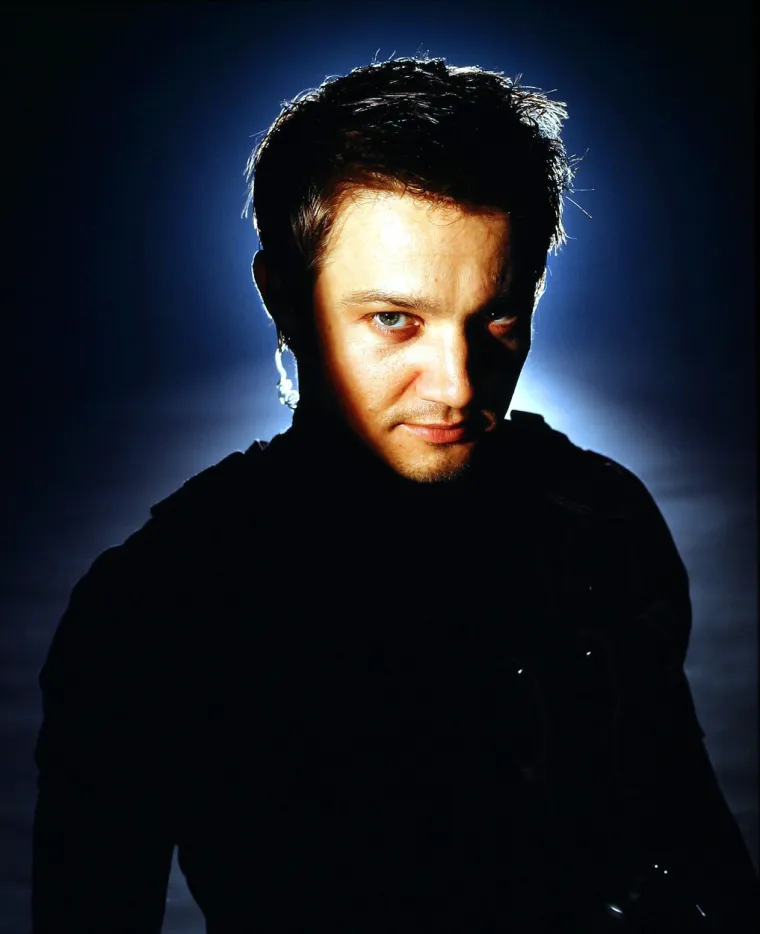 Pa ipak, Renner je najpoznatiji po ulozi Hawkeyea u &quot;Avengersima&quot;, a glumio je i u filmovima o &quot;Kapetanu Americi&quot; i &quot;Thoru&quot;. Godine 2021. dobio je i vlastitu seriju na Disneyju.