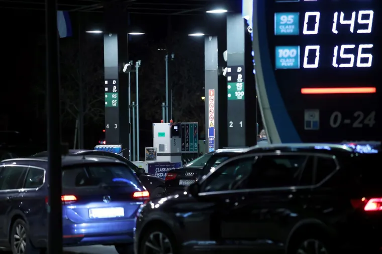 Cijena benzina dosad je iznosila 1,28 eura po litri, a cijena dizela je 1,44 eura po litri. Nova cijena benzina, čini se, iznosit će 1,33 eura po litri što je uvećanje za 0,05 eura, a cijena dizela 1,47 eura po litri što je uvećanje od 0,03 eura po litri. Ako to preračunamo u kune, cijena benzina opet ide iznad 10 kuna, a cijena dizela iznad 11. 
