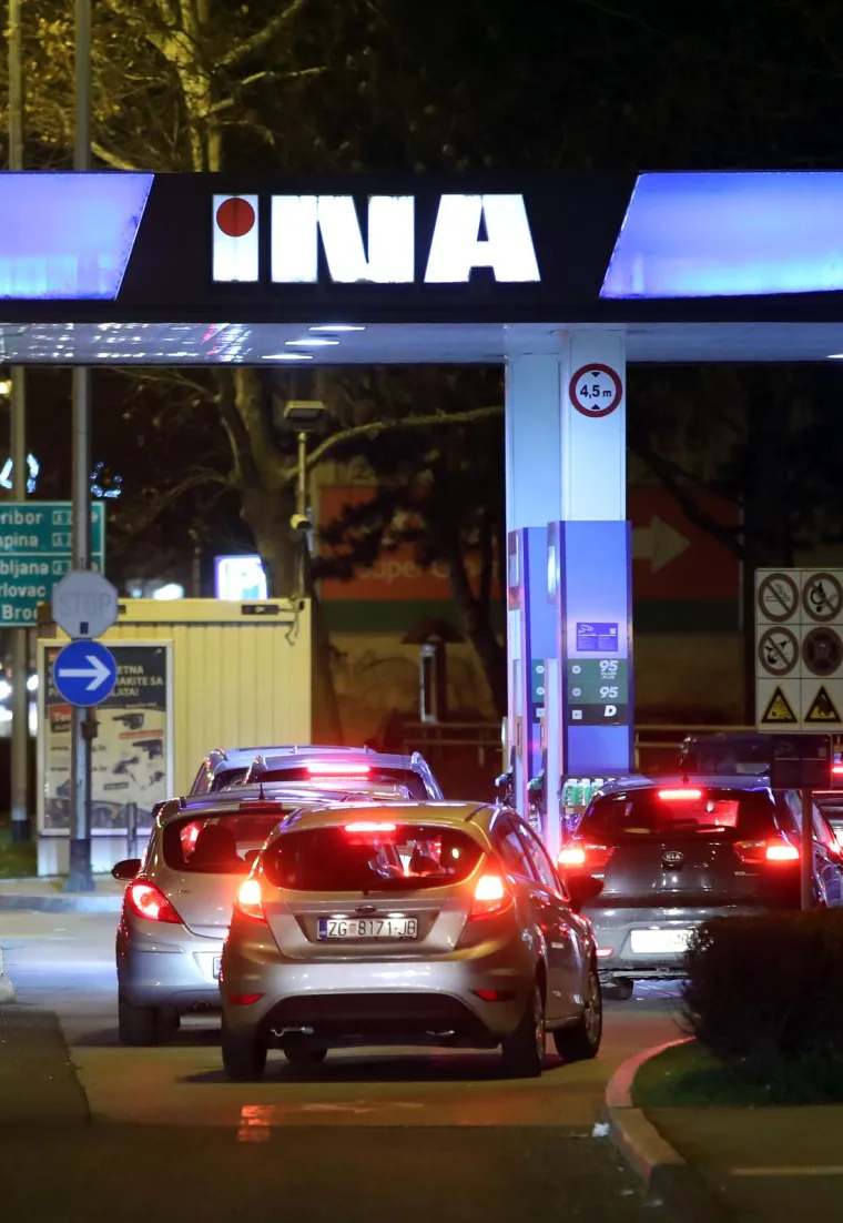 Svi požurili na benzinsku prije ponoći i novog poskupljenja: Evo kakve nas cijene čekaju sutra