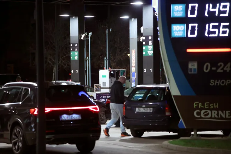 Svi požurili na benzinsku prije ponoći i novog poskupljenja: Evo kakve nas cijene čekaju sutra