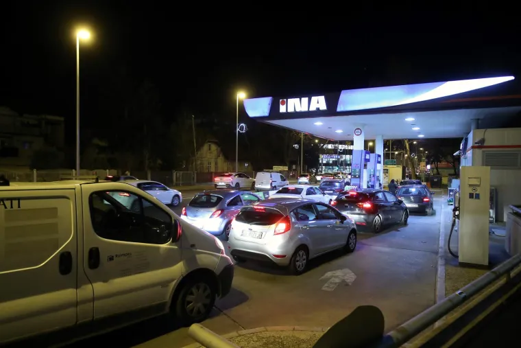 Svi požurili na benzinsku prije ponoći i novog poskupljenja: Evo kakve nas cijene čekaju sutra