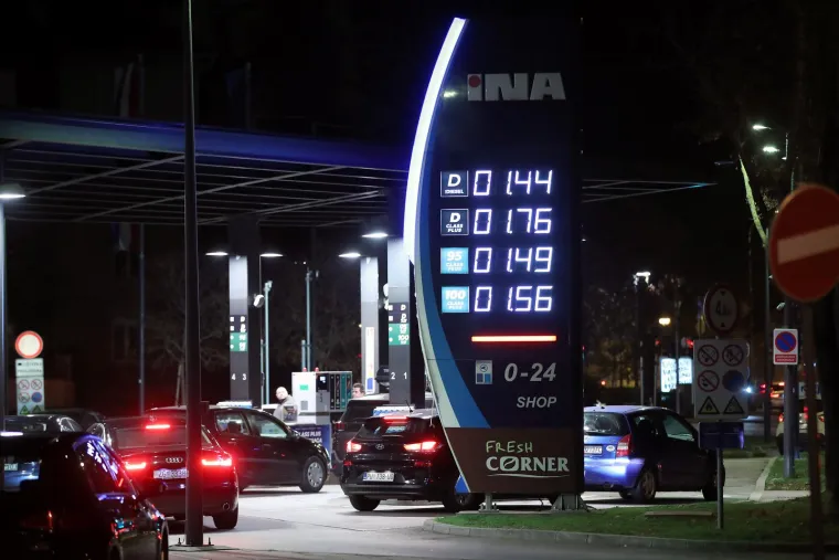 Svi požurili na benzinsku prije ponoći i novog poskupljenja: Evo kakve nas cijene čekaju sutra