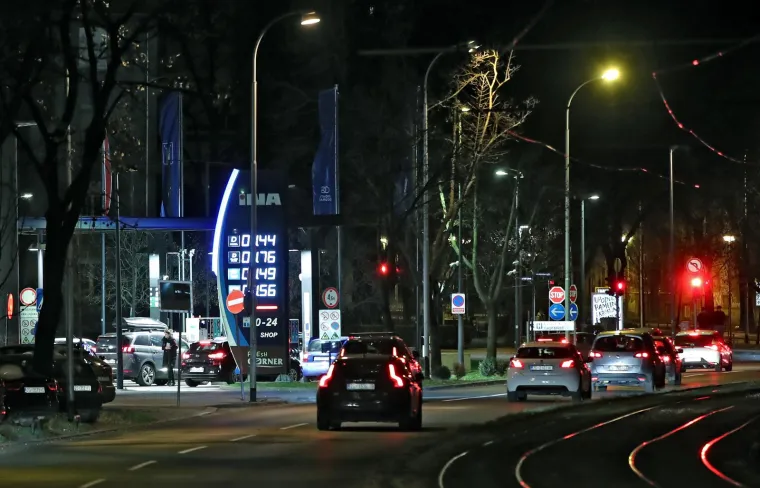 Svi požurili na benzinsku prije ponoći i novog poskupljenja: Evo kakve nas cijene čekaju sutra