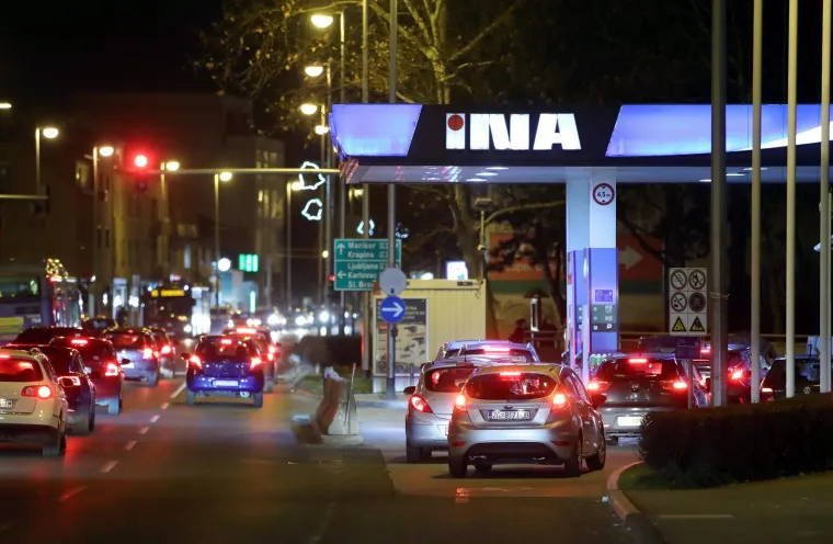 Svi požurili na benzinsku prije ponoći i novog poskupljenja: Evo kakve nas cijene čekaju sutra