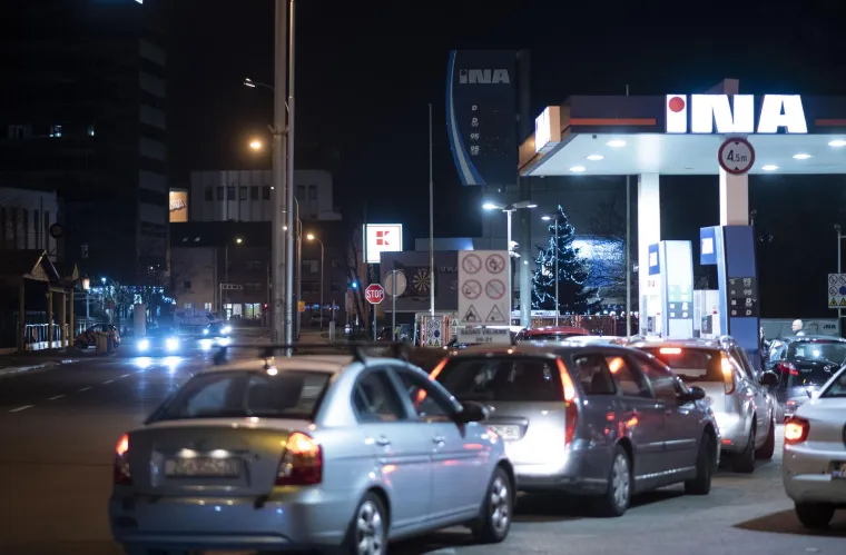 Svi požurili na benzinsku prije ponoći i novog poskupljenja: Evo kakve nas cijene čekaju sutra