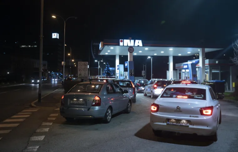 Svi požurili na benzinsku prije ponoći i novog poskupljenja: Evo kakve nas cijene čekaju sutra