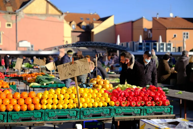 Usporedili smo slike s tržnica od danas i prije godinu dana. Ima iznenađenja, zbog jaja će vas zaboljeti...