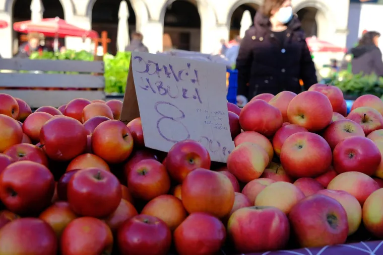Usporedili smo slike s tržnica od danas i prije godinu dana. Ima iznenađenja, zbog jaja će vas zaboljeti...