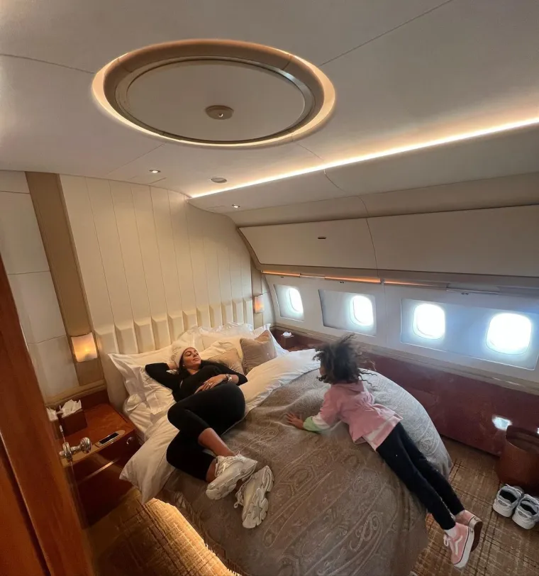 Objavila je i nekoliko fotografija s djecom, a pokazala je i raskošan krevet koji se nalazi u njihovom privatnom avionu.