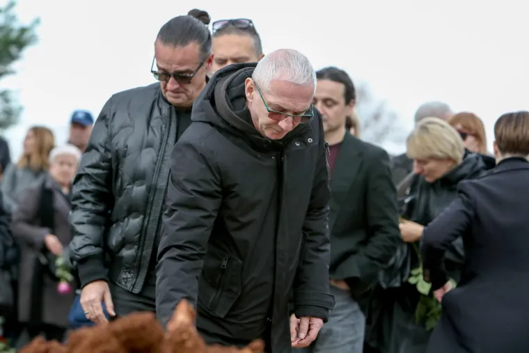 Poznati na sprovodu velikog Massima: Kći i supruga neutješne, tužna lica Huljića i Gibonnija, Neno Belan poslao poseban vijenac