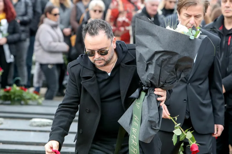 Poznati na sprovodu velikog Massima: Kći i supruga neutješne, tužna lica Huljića i Gibonnija, Neno Belan poslao poseban vijenac