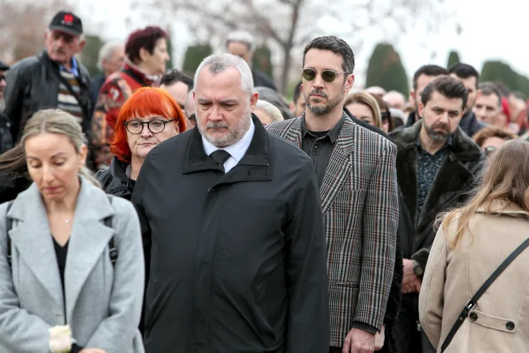 Poznati na sprovodu velikog Massima: Kći i supruga neutje&scaron;ne, tužna lica Huljića i Gibonnija, Neno Belan poslao poseban vijenac