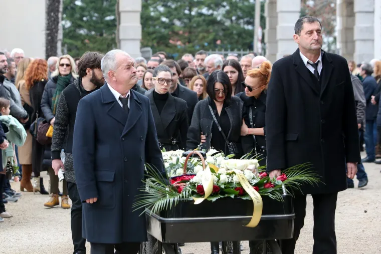 Na posljednji ispraćaj Massima Savića stigli su i brojni poznati Hrvati, kao i njegove kolege glazbenici. Svi su redom ostavljali ruže na Massimov grob. Crvena ruža je najdominantniji simbol iskazivanja ljubavi. Od davnina, ruža je kori&scaron;tena kao najslikovitiji prikaz besmrtne ljubavi. Ruža u ružičastoj boji je simbol zahvalnosti, nježnosti i divljenja. Bijela ruža predstavlja čistoću, nevinost, iskazivanje po&scaron;tovanja, ali je i simbol pra&scaron;tanja, nade i novih početaka.

