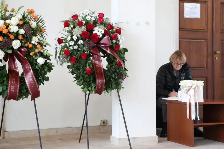 Poznati na sprovodu velikog Massima: Kći i supruga neutje&scaron;ne, tužna lica Huljića i Gibonnija, Neno Belan poslao poseban vijenac