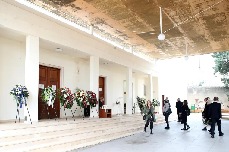 Poznati na sprovodu velikog Massima: Kći i supruga neutje&scaron;ne, tužna lica Huljića i Gibonnija, Neno Belan poslao poseban vijenac