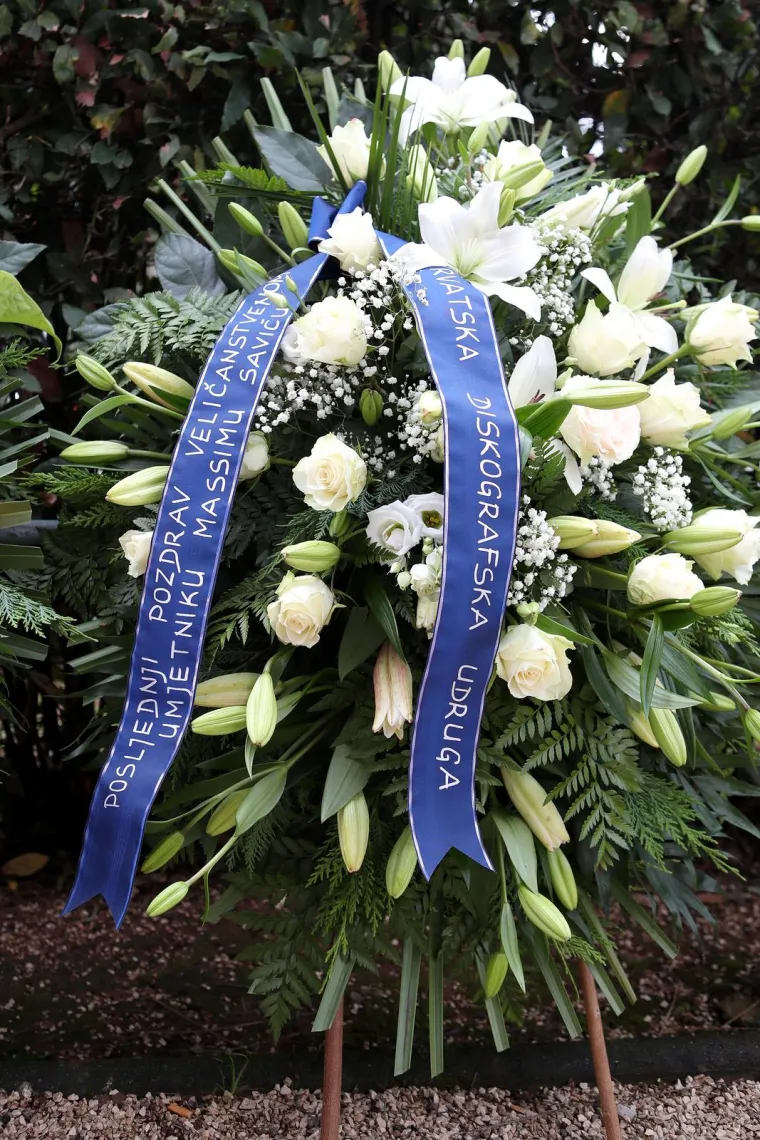 Poznati na sprovodu velikog Massima: Kći i supruga neutje&scaron;ne, tužna lica Huljića i Gibonnija, Neno Belan poslao poseban vijenac