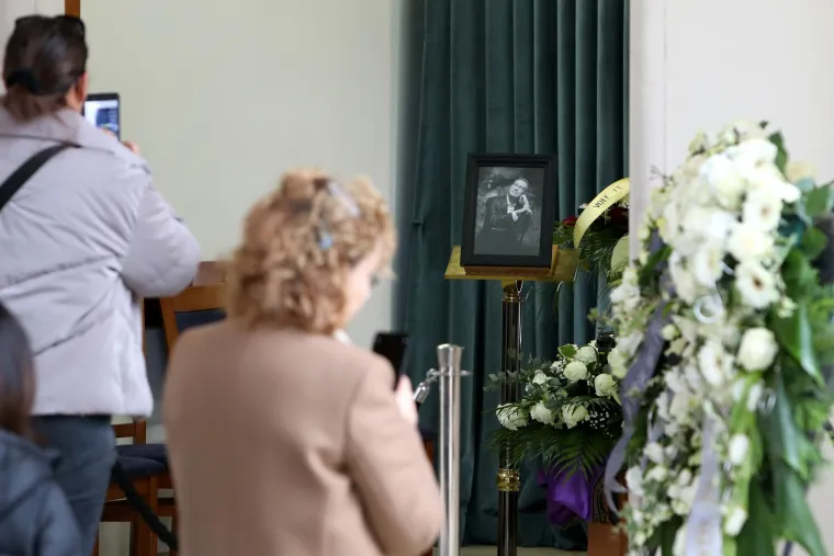 Poznati na sprovodu velikog Massima: Kći i supruga neutje&scaron;ne, tužna lica Huljića i Gibonnija, Neno Belan poslao poseban vijenac