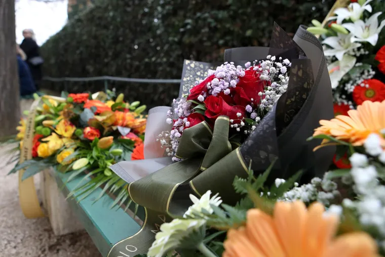 Eni je autorica i njegovih brojnih pjesama, a s njom u braku dobio je kćer Mirnu. Zanimljivo je da se Massimu činilo da je ona prestroga i prepametna za njega. Činilo mu se kao da je 'izvan njegove lige'.

