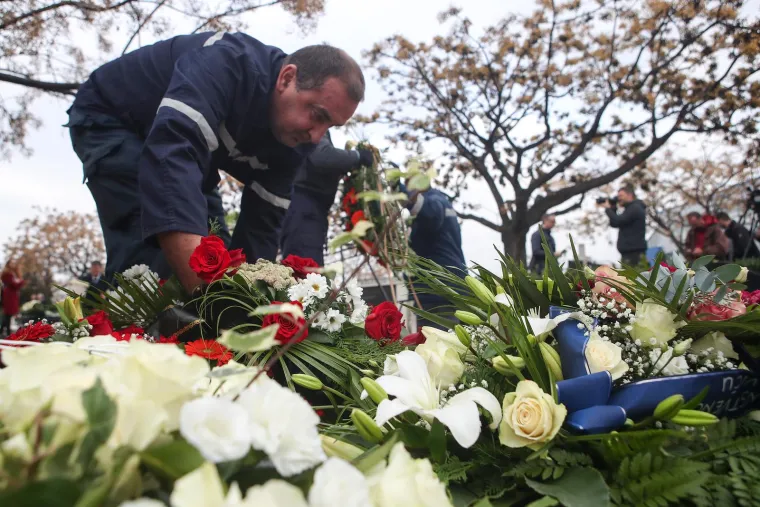 Poznati na sprovodu velikog Massima: Kći i supruga neutje&scaron;ne, tužna lica Huljića i Gibonnija, Neno Belan poslao poseban vijenac