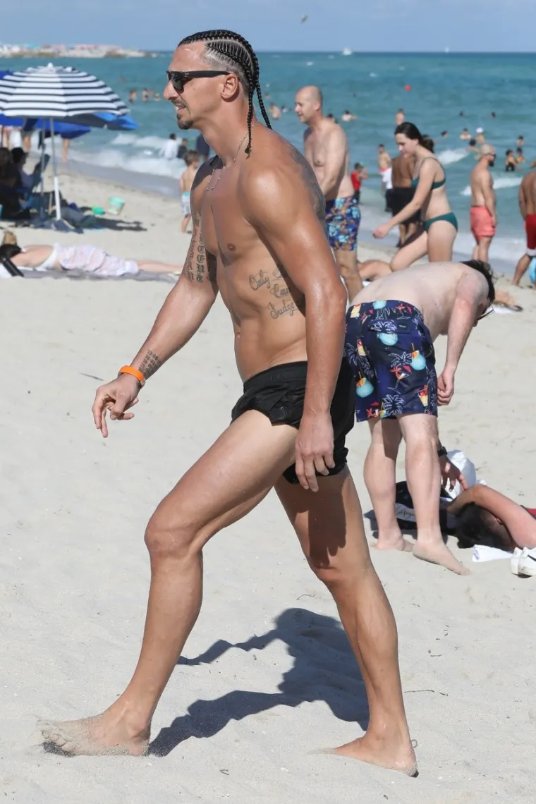 Ibrahimović na plaži u Miamiju pokazao isklesano tijelo: Najvi&scaron;e pažnje posebno je privukao jedan detalj