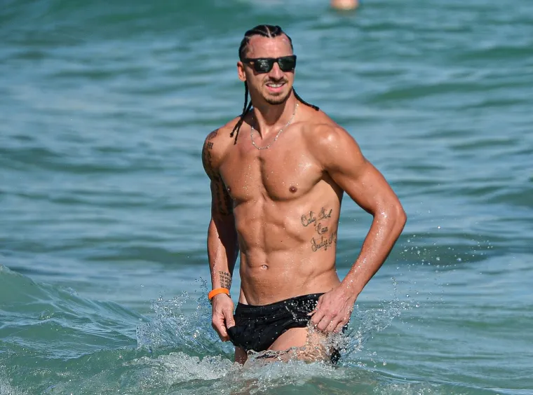 Ibrahimović na plaži u Miamiju pokazao isklesano tijelo: Najvi&scaron;e pažnje posebno je privukao jedan detalj