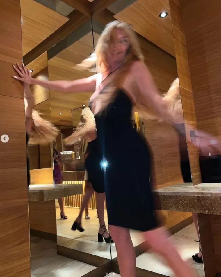 Nakon što je vidjela kako druge žene pokreću uspješne 18+ stranice, Annie je shvatila da ima nešto jedinstveno za ponuditi i otvorila je OnlyFans 2020. godine te putem svog Instagrama mjesečno zarađuje do 70.000 funti (oko 79.100 eura). &quot;Većina pitanja koja dobivam od obožavatelja je &apos;Imaš li stvarno dvije vagine!?&apos;&quot;. Svi koji se pretplate uvijek pitaju o tome. Često samo žele znati kako funkcioniraju seksualne stvari, ali neki žele znati i o običnijim stvarima, poput toga kako piškim! Mislim da ne znaju mnogo o ženskoj anatomiji. Sadržaji koje objavljujem povezani su uz moje zdravstveno stanje te na profilima uz moje ime stoji da imam dvije vagine&quot;, kazala je Annie.