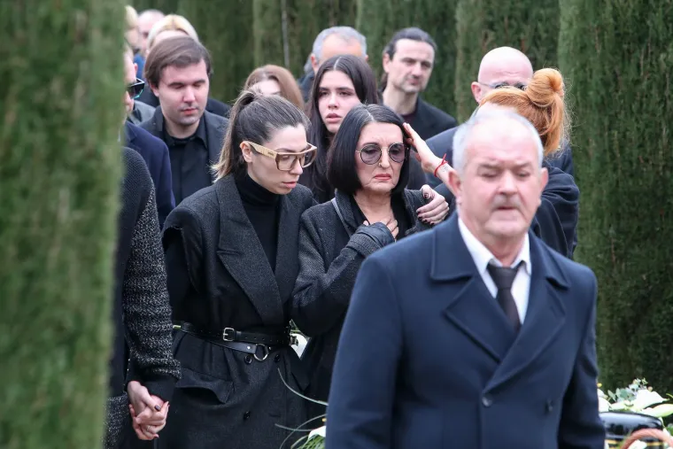 Massimova obitelj i mnogobrojni kolege pratili su urnu koja je položena u grob.

