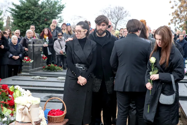 Vijest o njegovoj smrti objavljena je uoči Božića, a mnoge je ta informacija potresla. Na ispraćaj su među prvima stigli Vjekoslava i Tonči Huljić, Gibonni i Giuliano. 