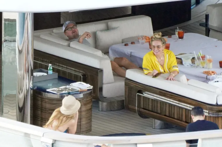 Leonardo DiCaprio (opet) ima novu curu? Misteriozna plavuša pratila svaki njegov pokret i pazila da mu nije hladno
