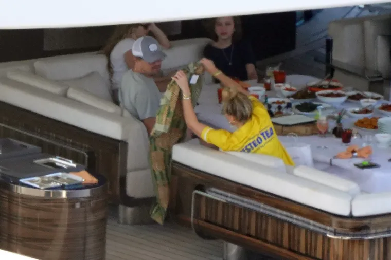 Leonardo DiCaprio (opet) ima novu curu? Misteriozna plavuša pratila svaki njegov pokret i pazila da mu nije hladno
