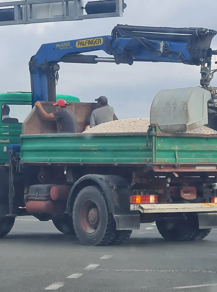 Opis: Transport putnika u Trogiru 
Komentar: &apos;Oni su tako naučeni se vozit na kamionu!&apos;