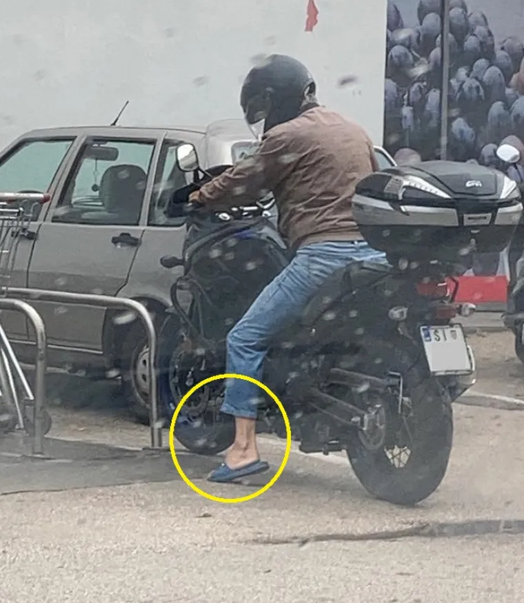 Opis: &apos;Mali modni detalj&apos;
Komentar: &apos;Dok se nose šlape do tad je i vrime od motora, posli je ladno&apos;