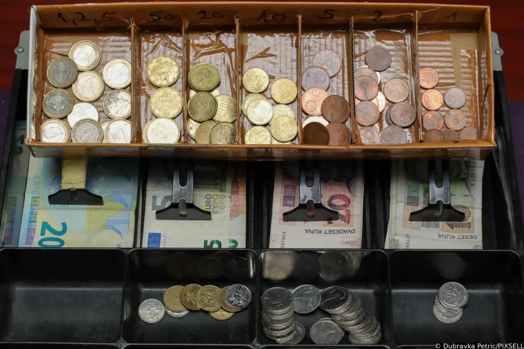 Nastala je potreba za sredstvom koje ima neku unutarnju vrijednost, a nagađa se da je prvo tako sredstvo bila stoka. To se, ujedno, odrazilo na hrvatski jezik jer riječ &quot;blago&quot; označava i stoku i nešto vrijedno.