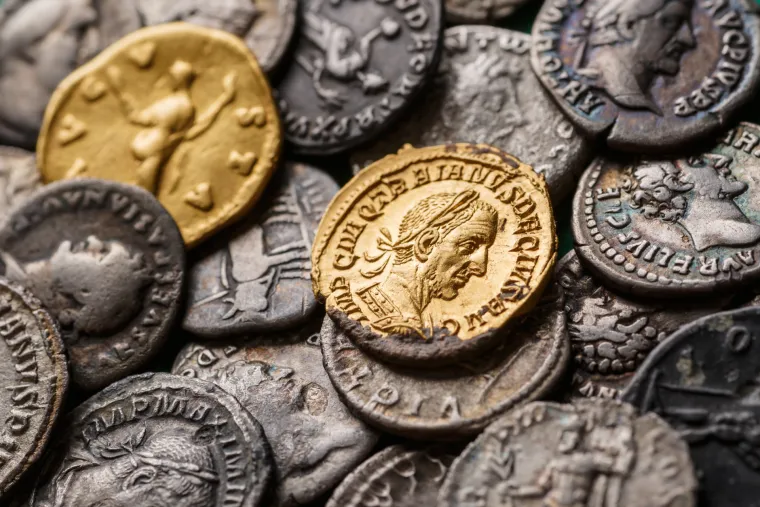 Stari Egipćani i Mezopotamci upotrebljavali su u trgovini zlatne i srebrne poluge standardiziranih masa koje su se obično pohranjivale u hramovima. No, mnoge civilizacije diljem svijeta koristile su se puževim kućicama kao novčanicama, a preferirali su kućice morskih puževa iz porodice kauri.