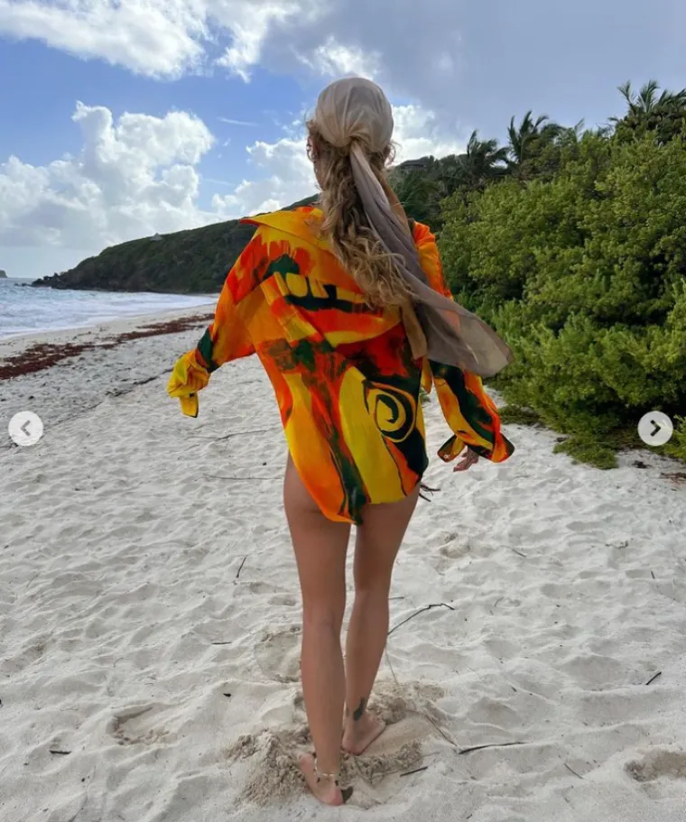 Seksi Kosovarka ne izlazi iz bikinija, i uporno provocira svojim putenim tijelom: 'Evo mene opet'
