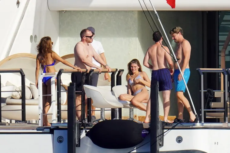 DiCaprio se okružio izvanserijskim ljepoticama kojima može biti tata: Razuzdana zabava na jahti nije promakla paparazzima