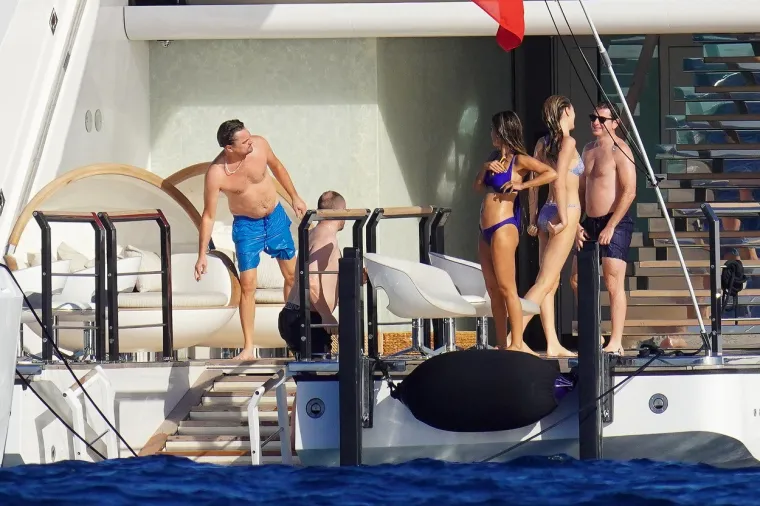 DiCaprio se okružio izvanserijskim ljepoticama kojima može biti tata: Razuzdana zabava na jahti nije promakla paparazzima