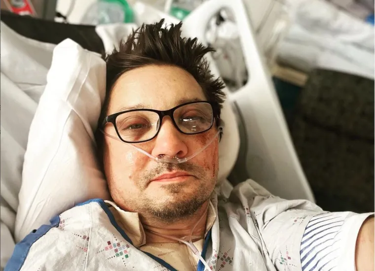Jeremy Renner nedavno je pokušavao ralicom prokrčiti prilaz svojoj kući na jezeru Tahoe, no ralica mu je prešla preko noge i, kako tvrdi njegov glasnogovornik, zadobio je tupu ozljedu prsnog koša. Renner je završio na operaciji te se trenutno nalazi na intenzivnoj njezi s kritičnim ozljedama, ali stabilno.